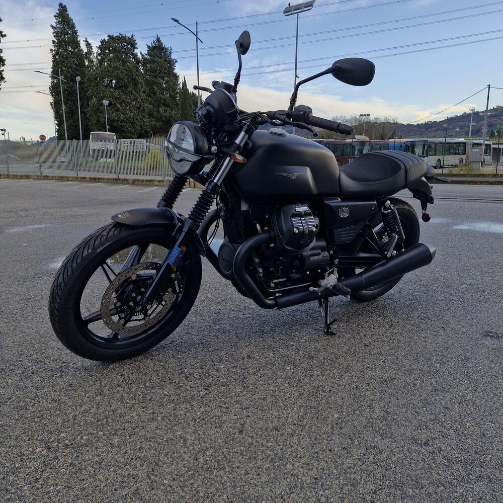 Moto Guzzi V7 Stone (2025) (4)