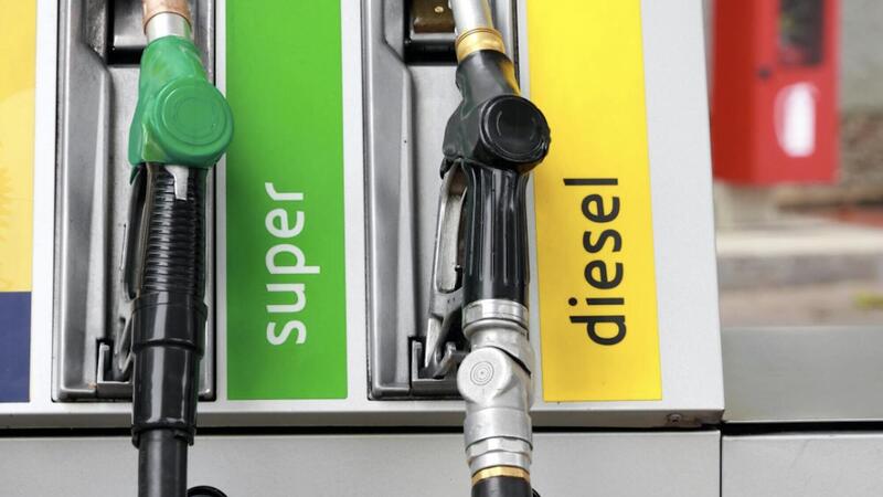 Mimit: calo dei prezzi medi dei carburanti