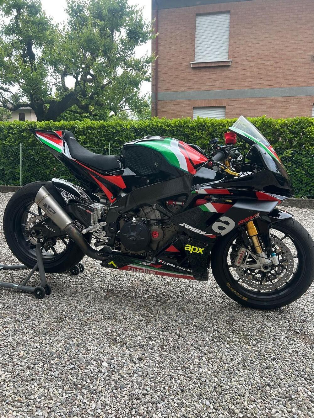 Aprilia RSV4 Factory (2009 - 12) (2)