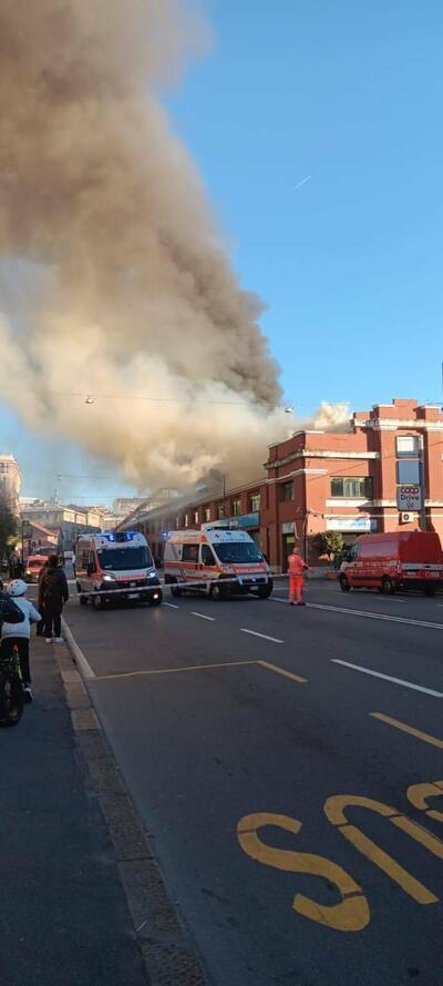 Incendio in un capannone di e-bike a Sestri Ponente: fumo su via Merano e paura nel quartiere