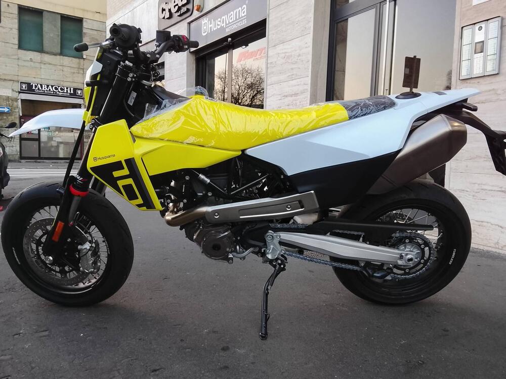 Husqvarna 701 Supermoto (2026) (2)