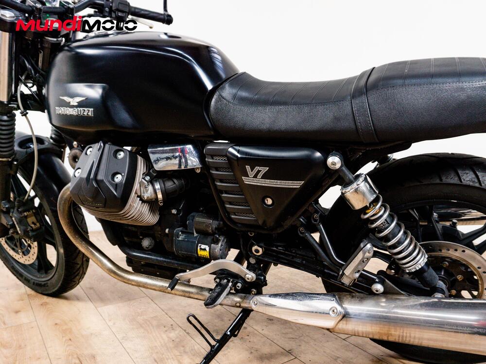 Moto Guzzi V7 III Stone (2017 - 20) (10)
