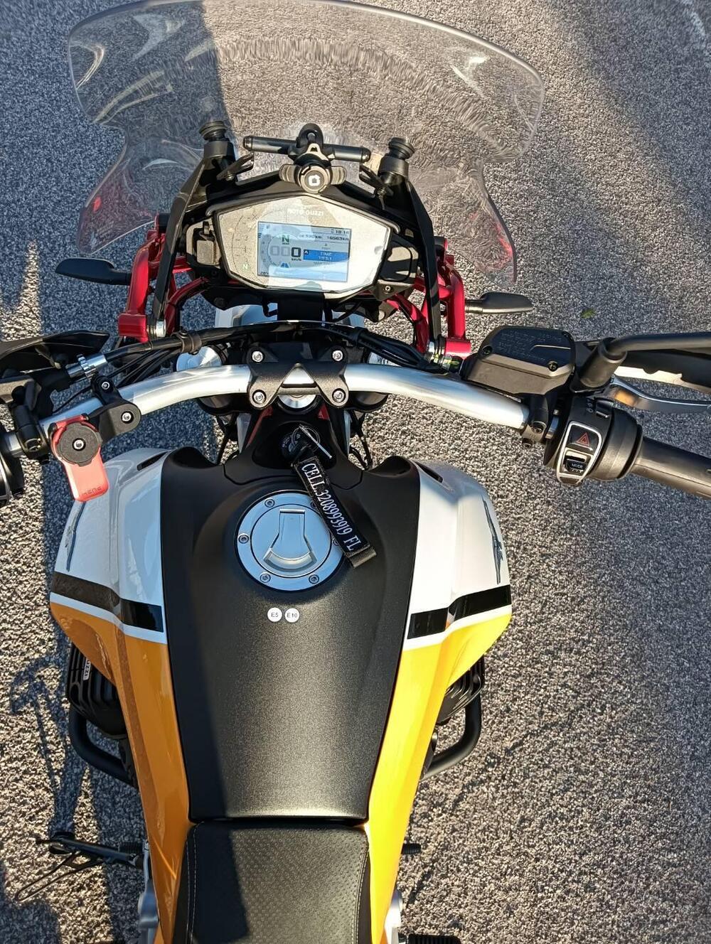 Moto Guzzi V85 TT Evocative Graphics (2021 - 23) (6)