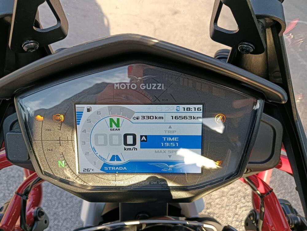 Moto Guzzi V85 TT Evocative Graphics (2021 - 23) (8)