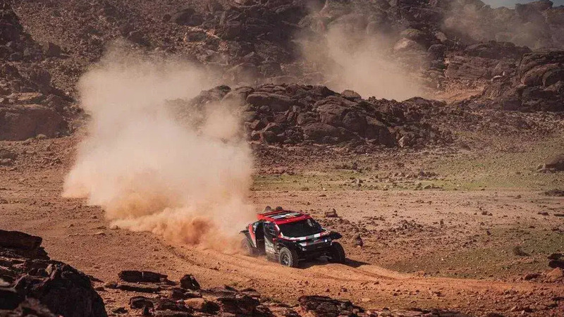 Dakar 2026, &egrave; gi&agrave; spettacolo: Canet il pi&ugrave; veloce sulle due ruote, Ford primo nelle auto