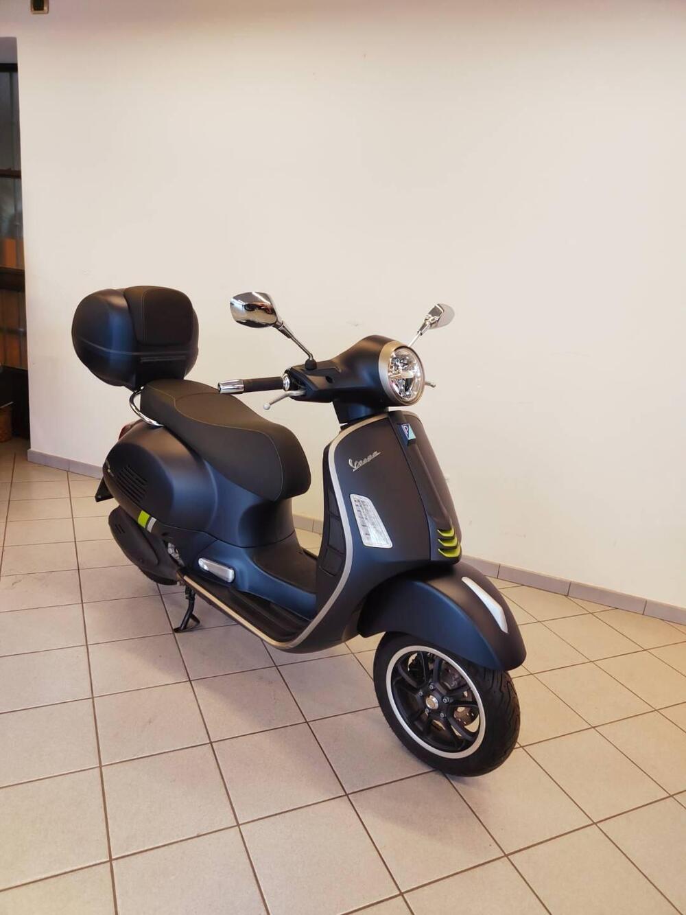 Vespa GTS 300 Super Tech (2023 - 24) (2)