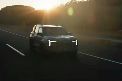 Mitsubishi Pajero 2026: primo teaser ufficiale del leggendario fuoristrada