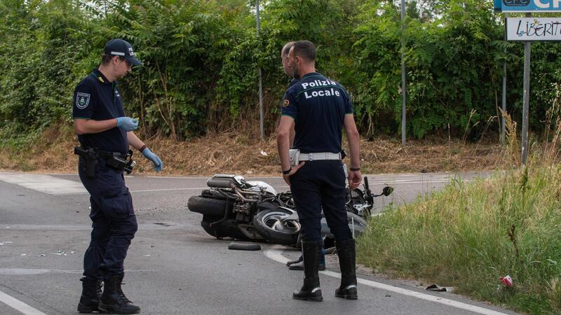Incidente a Bari: due giovani muoiono mentre provano una moto su strada chiusa, indagini sui cellulari