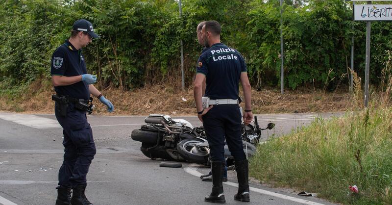 Incidente a Bari: due giovani muoiono mentre provano una moto su strada chiusa, indagini sui cellulari