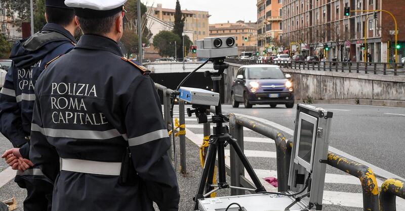 Roma rallenta a 30 km/h: tra autovelox e strisce rialzate cosa cambia dal 15 gennaio