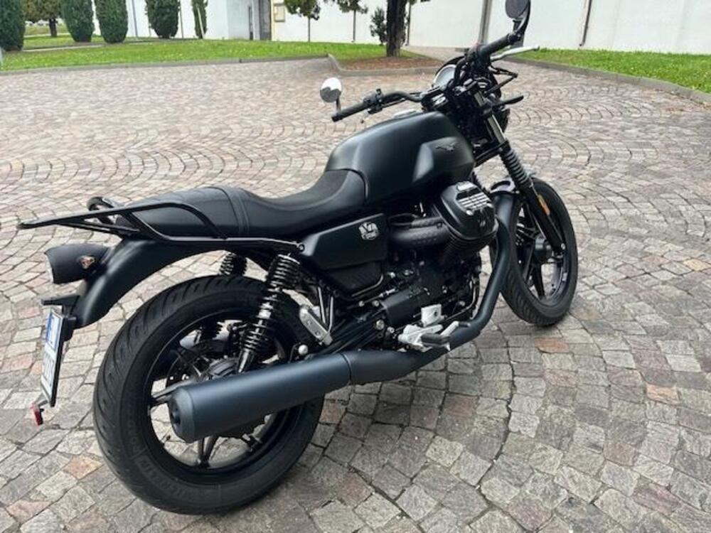 Moto Guzzi V7 Stone (2021 - 24)