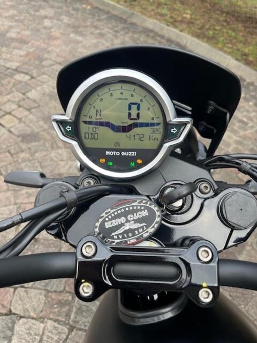 Moto Guzzi V7 Stone (2021 - 24) (4)