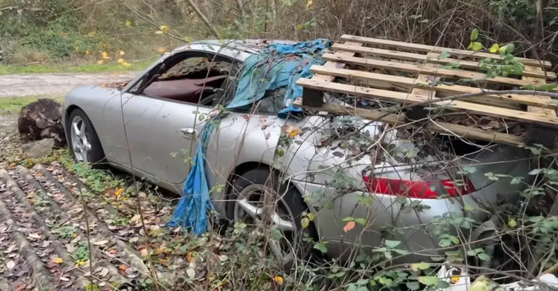 Questa Porsche 911 &egrave; rimasta nascosta per 20 anni: guarda dove l&rsquo;hanno trovata
