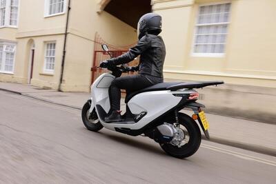 Mercato elettrico 2025. Calo generale del 15,8%: ciclomotori -27%, scooter -14%. Moto in crescita