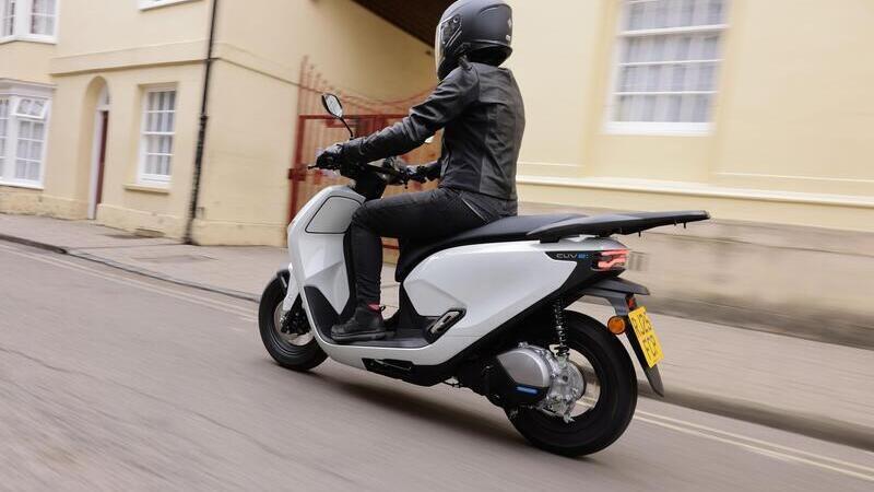 Mercato elettrico 2025. Calo generale del 15,8%: ciclomotori -27%, scooter -14%. Moto in crescita