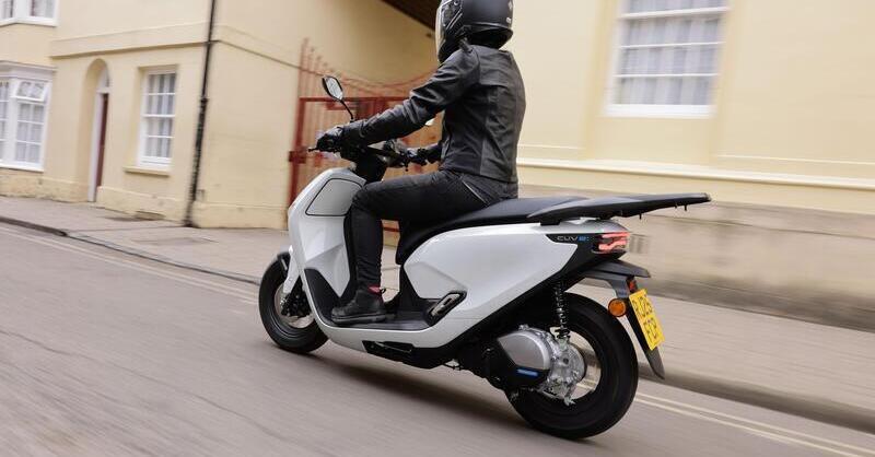 Mercato elettrico 2025. Calo generale del 15,8%: ciclomotori -27%, scooter -14%. Moto in crescita