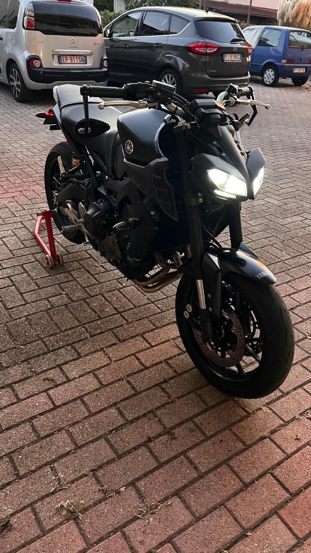 Yamaha MT-09 (2017 - 20) (2)