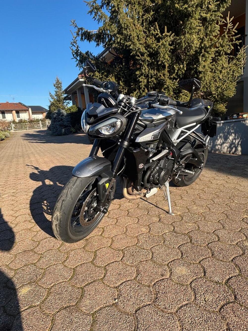 Triumph Street Triple 765 R (2023 - 26) (2)