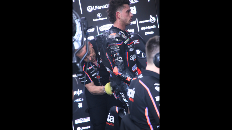 Babbo Vito pulisce la tuta di Bez dopo una caduta nel venerd&igrave; di Valencia 2025