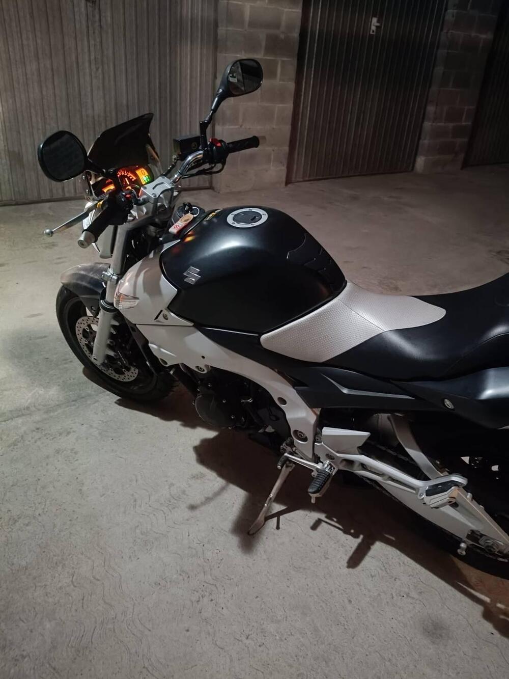 Suzuki GSR 600 (2006 - 11) (4)