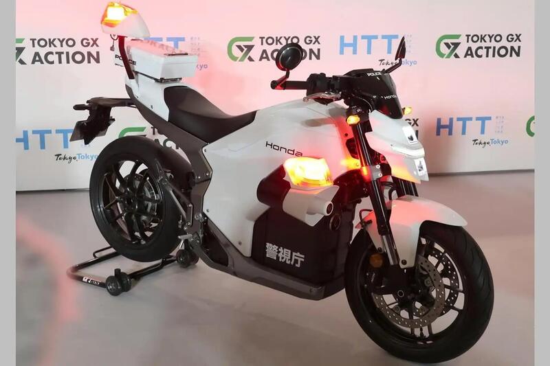 Tokyo punta sulle moto elettriche: debutta la Honda WN7 della Polizia