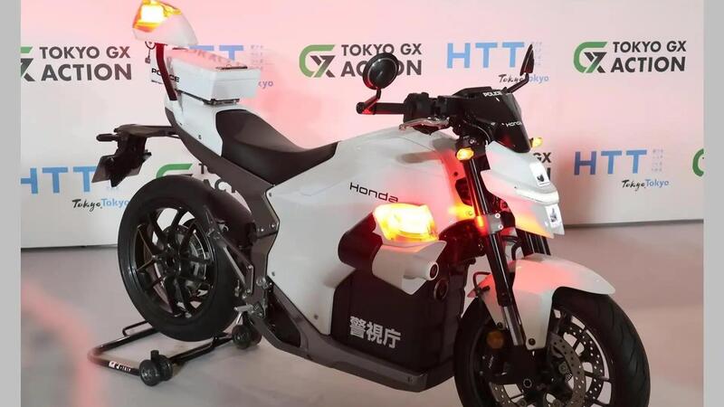 Tokyo punta sulle moto elettriche: debutta la Honda WN7 della Polizia