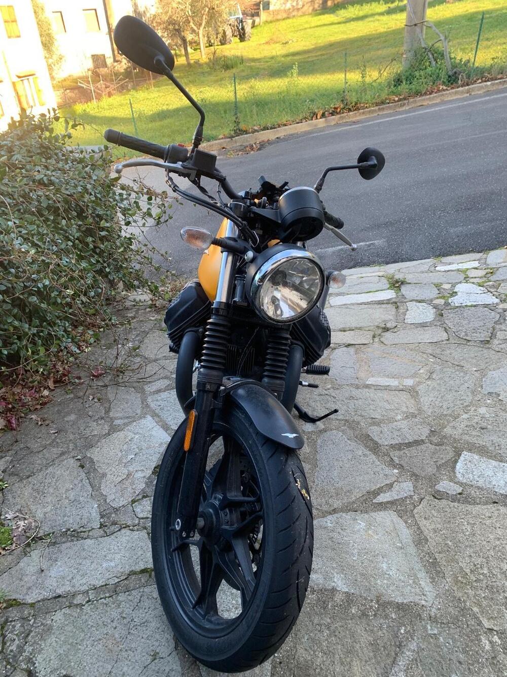 Moto Guzzi V7 III Stone (2017 - 20) (2)
