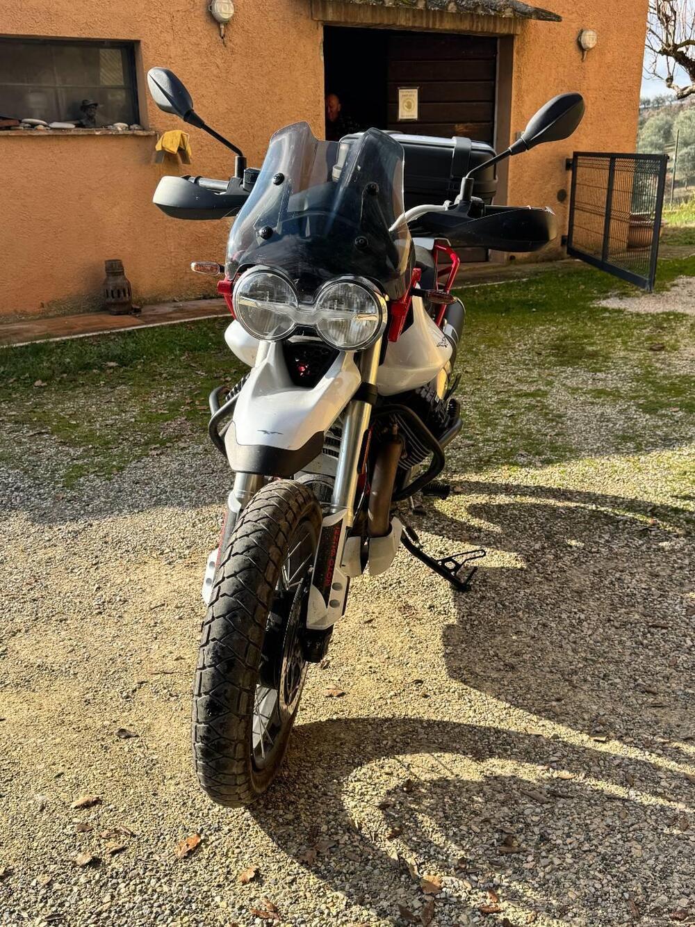 Moto Guzzi V85 TT Evocative Graphics (2021 - 23) (2)