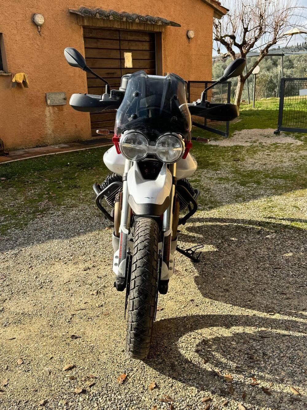 Moto Guzzi V85 TT Evocative Graphics (2021 - 23) (3)