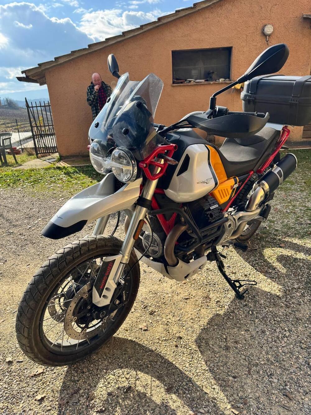 Moto Guzzi V85 TT Evocative Graphics (2021 - 23) (4)