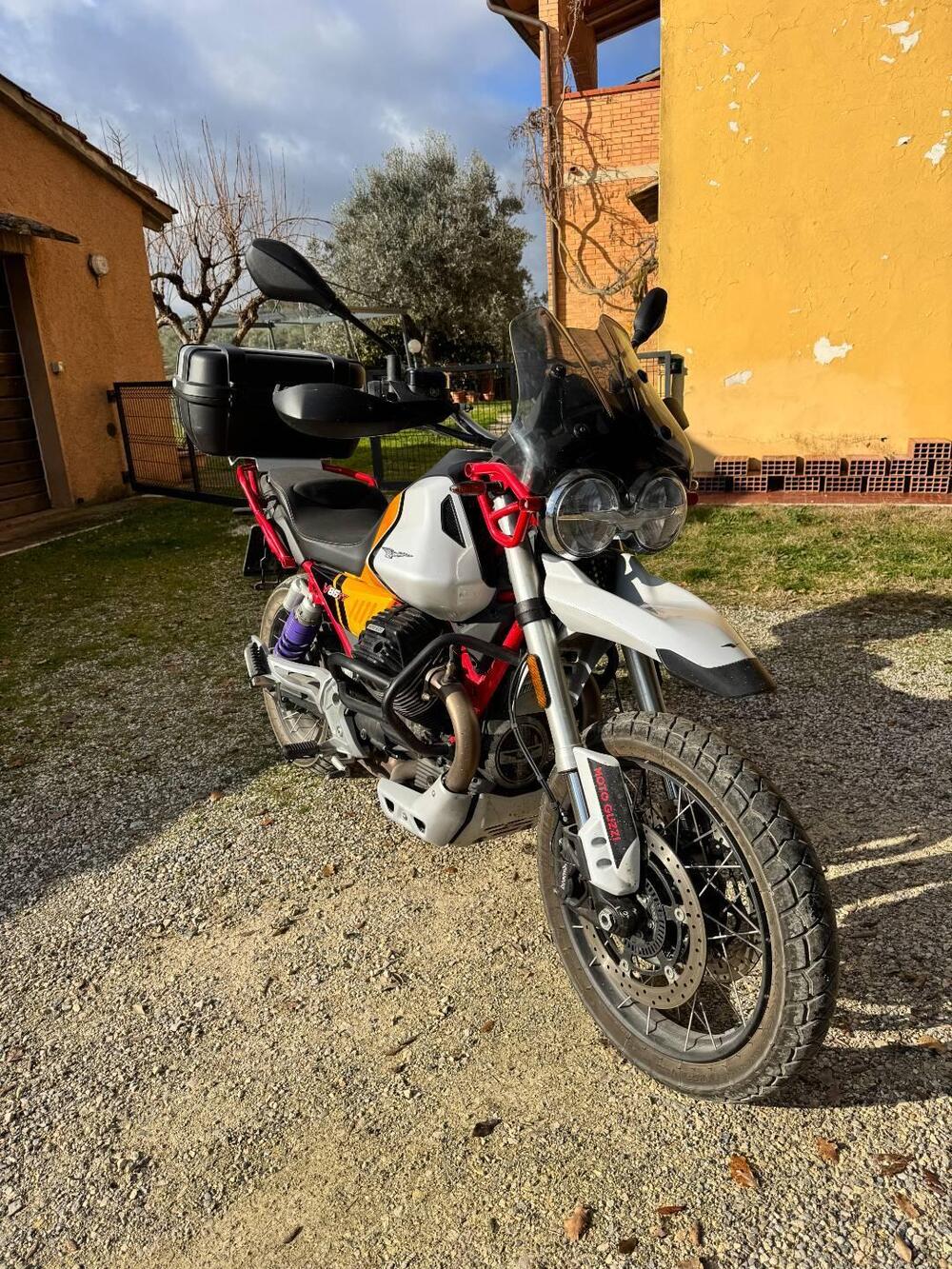 Moto Guzzi V85 TT Evocative Graphics (2021 - 23) (5)