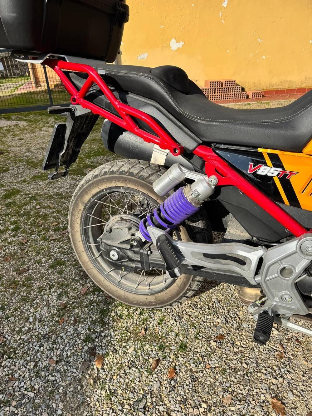 Moto Guzzi V85 TT Evocative Graphics (2021 - 23) (6)