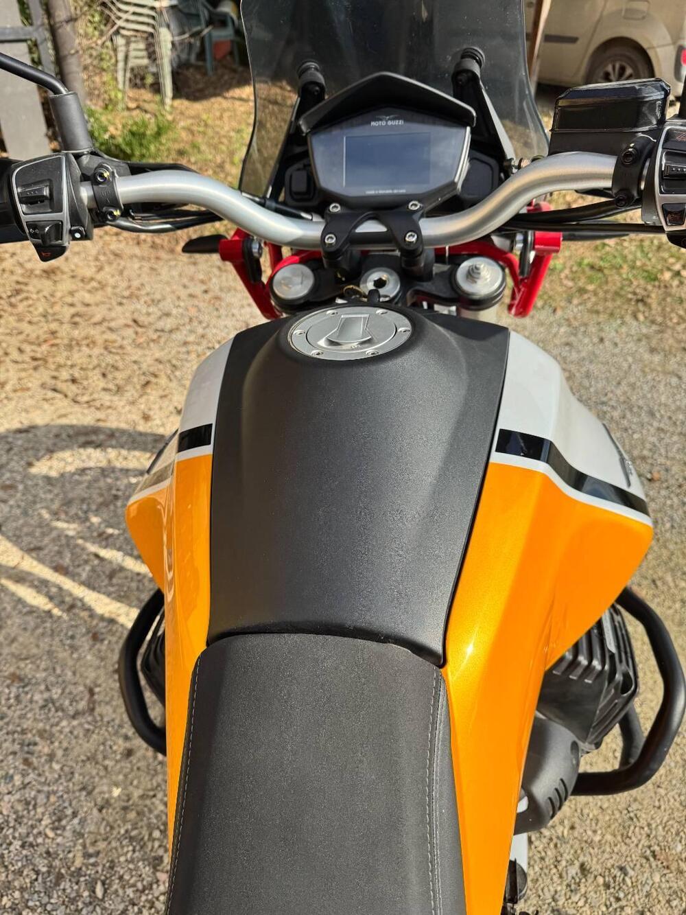 Moto Guzzi V85 TT Evocative Graphics (2021 - 23) (8)