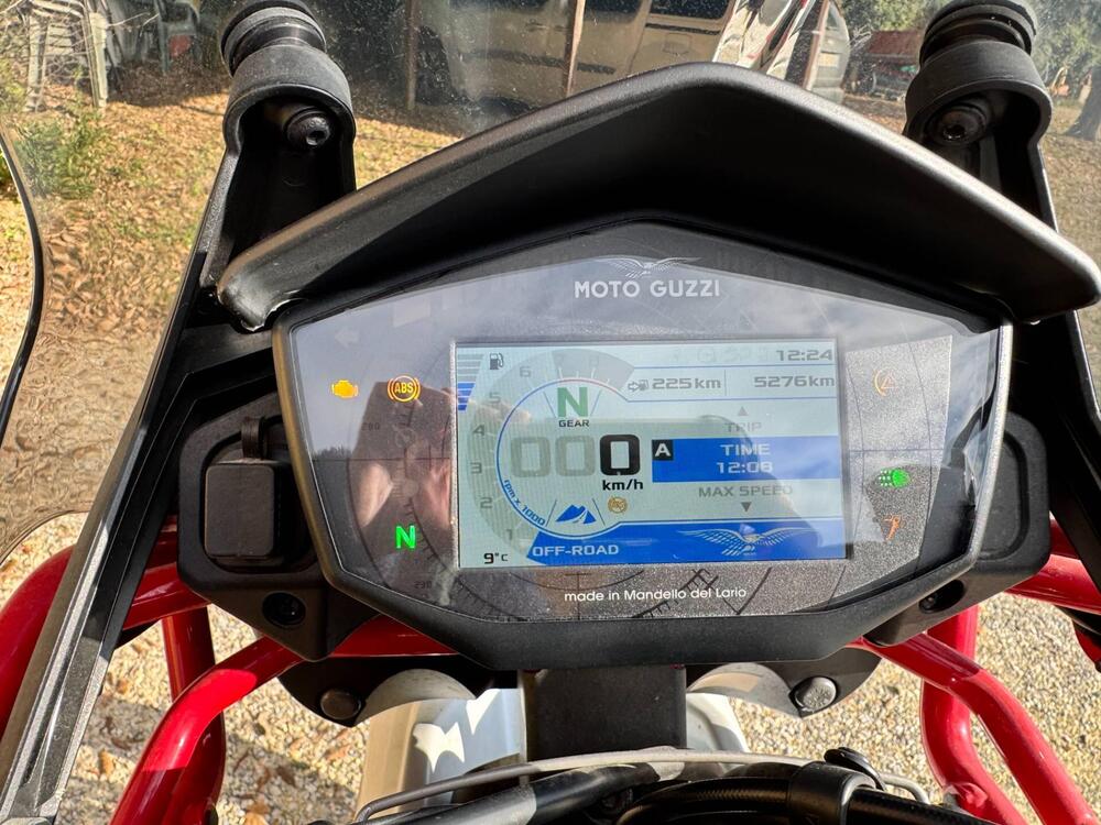 Moto Guzzi V85 TT Evocative Graphics (2021 - 23) (9)