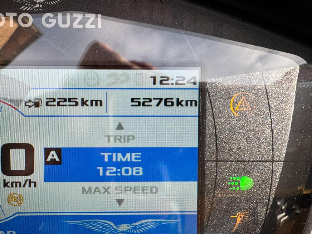 Moto Guzzi V85 TT Evocative Graphics (2021 - 23) (10)