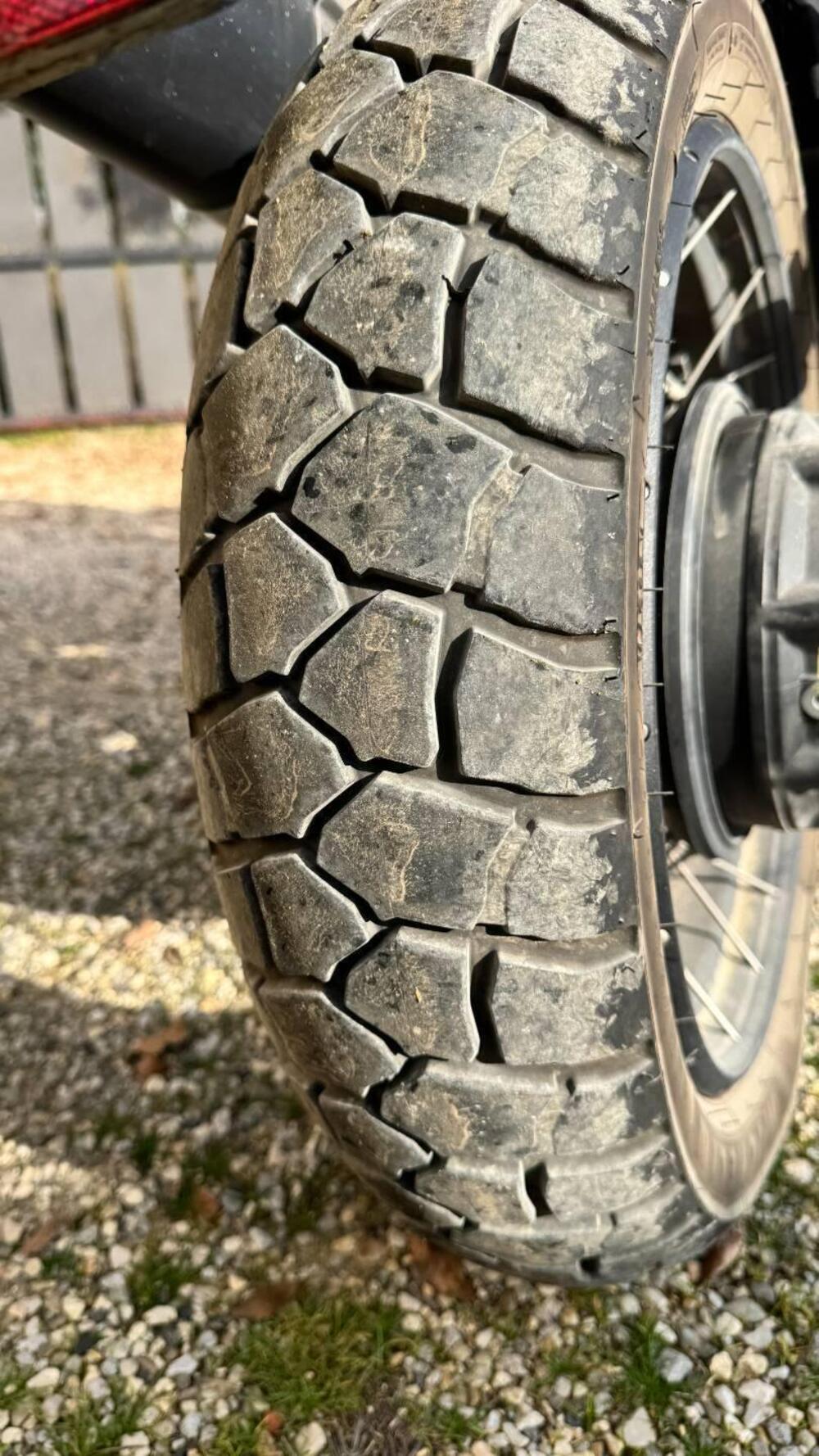 Moto Guzzi V85 TT Evocative Graphics (2021 - 23) (14)