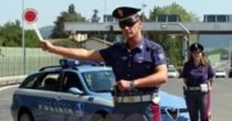 Fuga da Alt Polizia finisce in tragedia: giovane motociclista in fin di vita