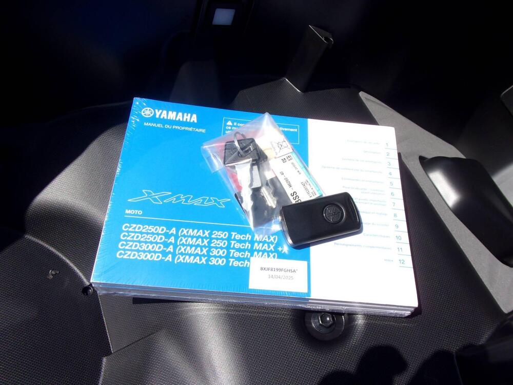 Yamaha X-Max 300 Tech Max+ (2025 - 26) (3)