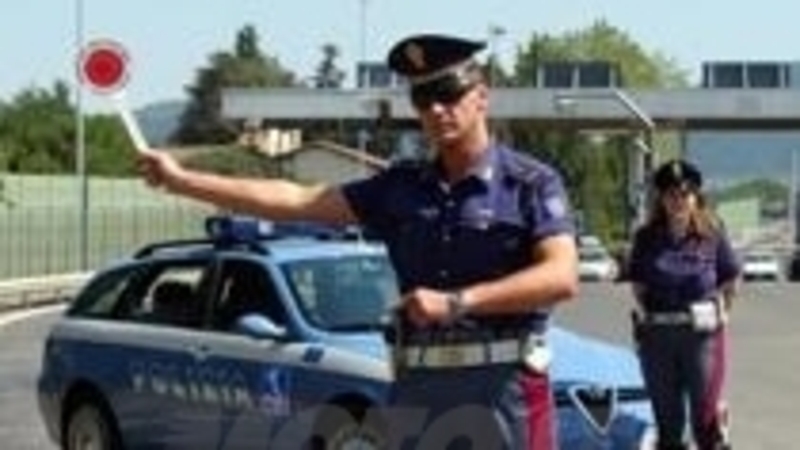 Fuga da Alt Polizia finisce in tragedia: giovane motociclista in fin di vita