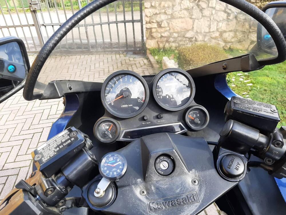 Kawasaki GPZ900R 16V (3)
