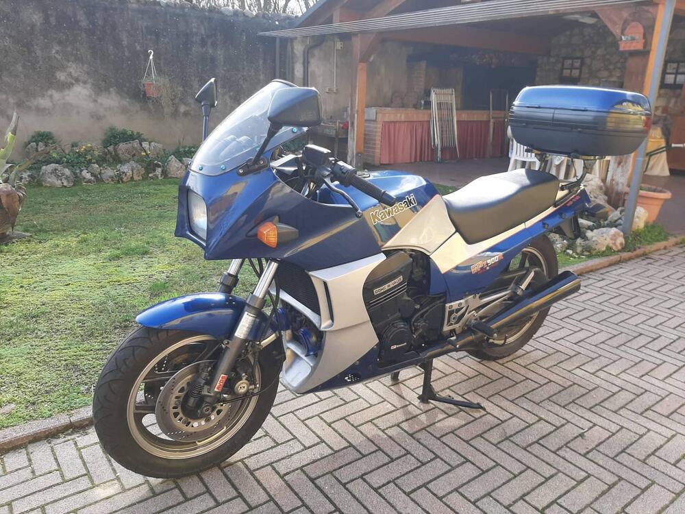 Kawasaki GPZ900R 16V (4)