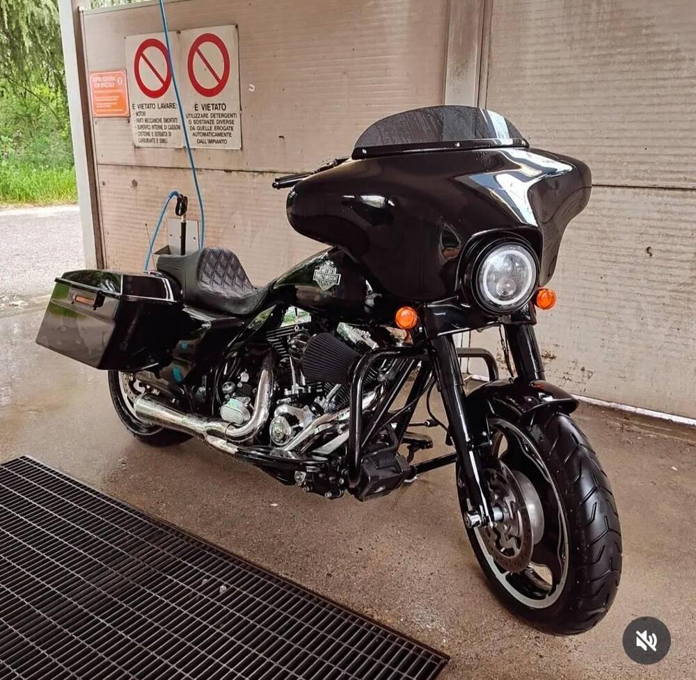 Harley-Davidson 1690 Street Glide (2011 - 13) - FLHX (3)