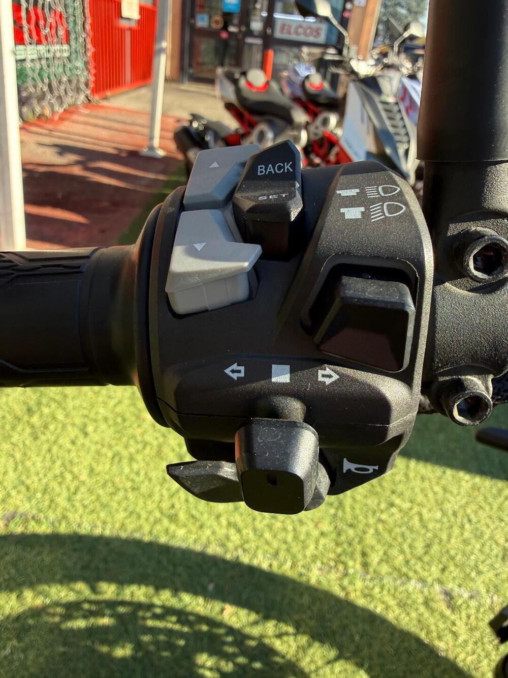 Moto Morini SEIEMMEZZO SCR (2022 - 26) (14)