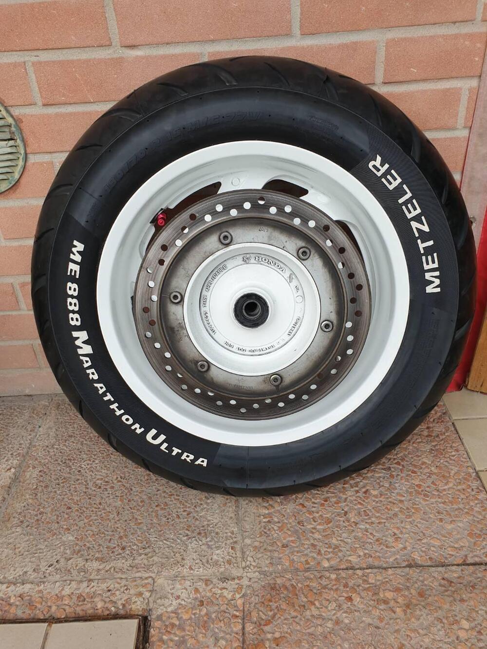 Cerchi in lega bianchi Valkyrie F6C HONDA (2)