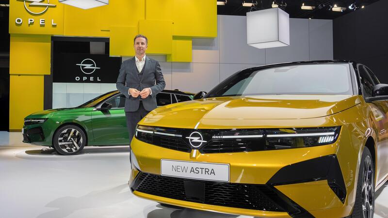 Nuova Opel Astra 2026: debutto mondiale a Bruxelles con 454 km di autonomia elettrica 