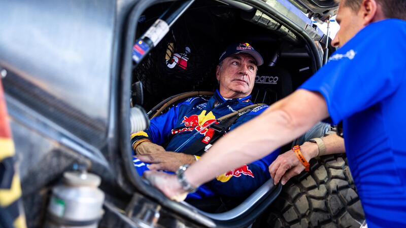 Sainz Sr dalla Dakar alla F1: &ldquo;Col nuovo regolamento capiremo tutto ai test&rdquo;. Poi la stoccata sulla Ferrari