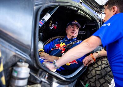 Sainz Sr dalla Dakar alla F1: “Col nuovo regolamento capiremo tutto ai test”. Poi la stoccata sulla Ferrari
