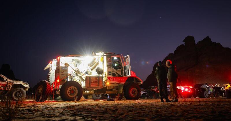 Dakar 2026. T6. Sanders autovelox, dal capolavoro al verbale! Vince Brabec, Honda. Al Attiyah, Toyota, entra nel suo parco giochi