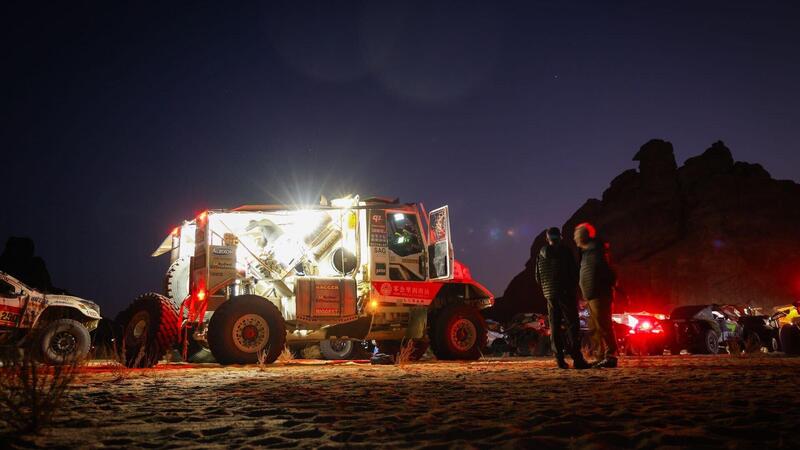 Dakar 2026. T6. Sanders autovelox, dal capolavoro al verbale! Vince Brabec, Honda. Al Attiyah, Toyota, entra nel suo parco giochi