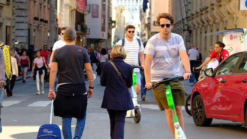 Monopattini elettrici, la pacchia &egrave; finita: ora sono obbligatori targa e assicurazione